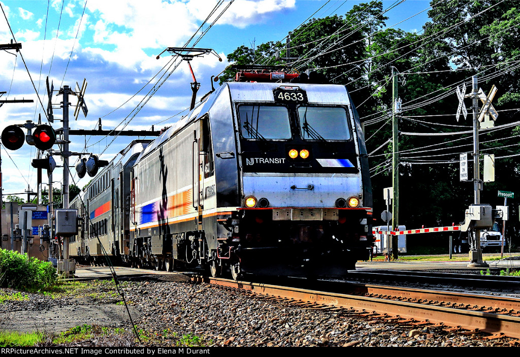 NJT 4633 on train 6652